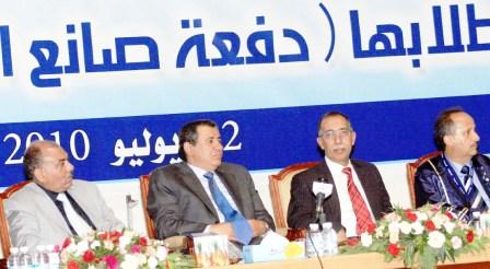 أبو راس واللوزي أثناء حضورهما حفل تخرج جامعة المستقبل أمس